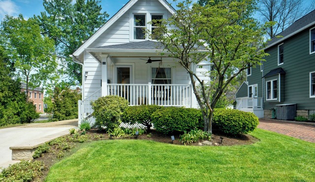 The May House - Walk to Chagrin Falls + Hot Tub