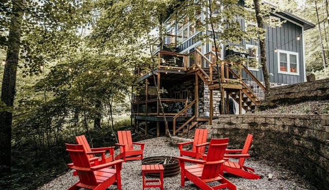 `The Oak`: Hot Tub, Private Trail, Firepit, Swing.