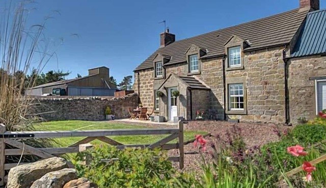 THE OLD FARMHOUSE, family friendly, luxury holiday cottage in Lowick
