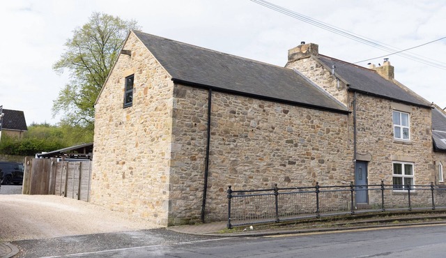 THE OLD SAWMILL, pet friendly, with hot tub in Burnopfield