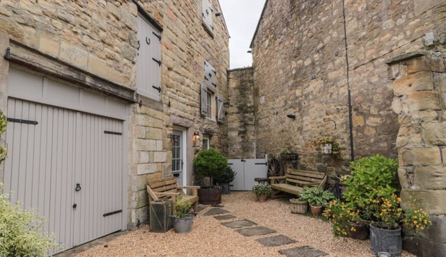 THE OLDE STABLES, WiFi, open-plan, Warkworth