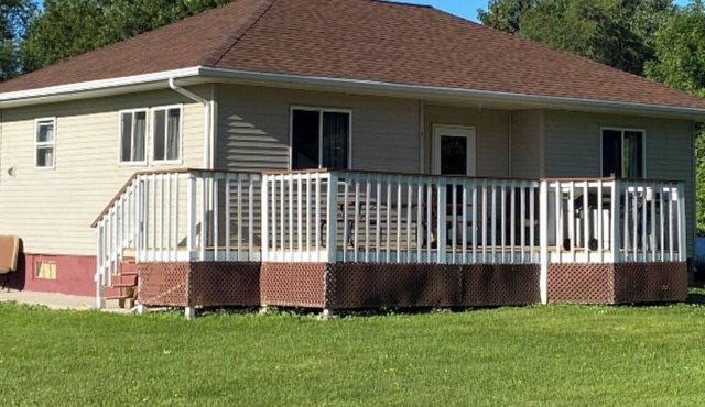 The Pheasant House, 5-bedroom quaint house in quiet town of Ree Heights