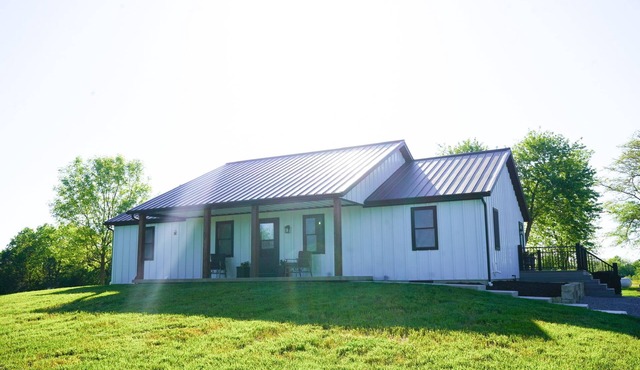 The Pond View House - quiet country getaway w/hot tub
