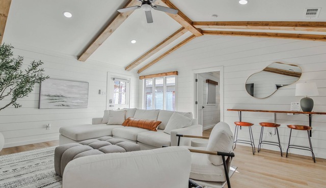 The Pops-Stylish newly remodeled 3-bedroom house with indoor/outdoor living area
