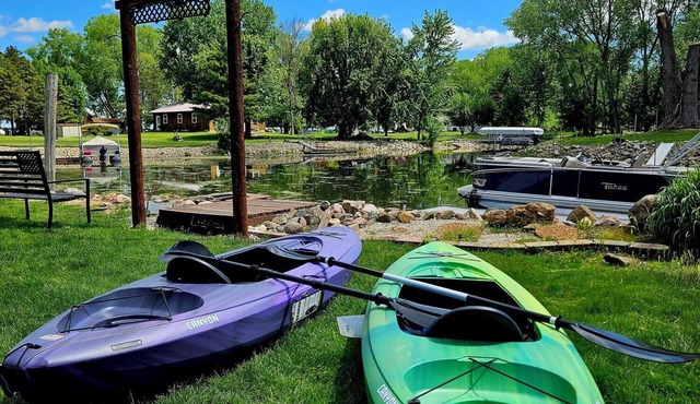The Puckaway Place-Waterfront: Directly across from Adeline's House of Cool!