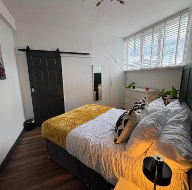 The Recharge Loft, Executive Stay with Parking & EV
