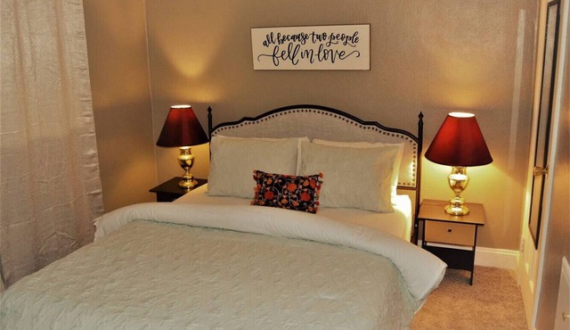 The Red 6: indulge in the charm of a delightful and cozy 2-bedrm apartment