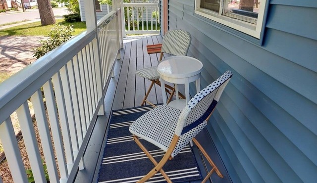 The Summer Home - 2 bedroom home central to downtown and NMU. Bring the dog!
