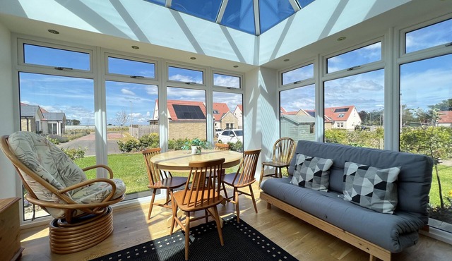 The Swallows, Kingsbarns - a cottage that sleeps 5 guests in 3 bedrooms