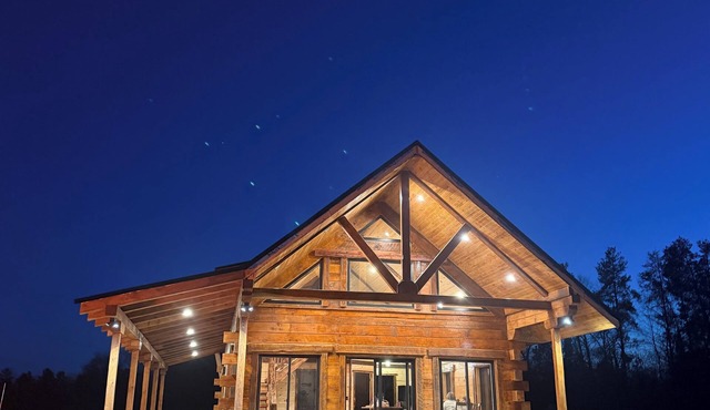 The Timber Haus- A True Log Cabin Retreat for Adventure, Trails & Relaxation