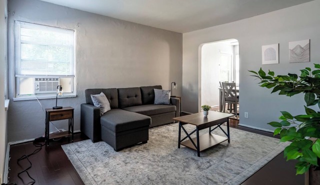 The Urban Nest – 2BR Apt w/Work Desk & Laundry