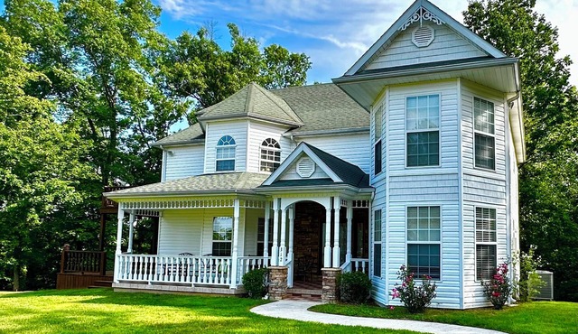 The Victorian @ Lake Cumberland - Beaver Creek, firepit, sleeps 18