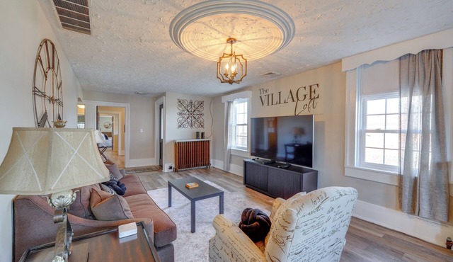 ‘The Village Loft’ ~ Boutique Dtwn New London Stay