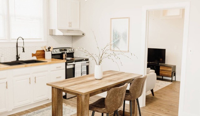 The Walton House #3, A beautifully furnished cottage in the heart of Lexington