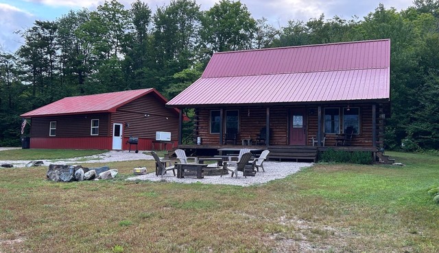 The Woodford - A quiet cabin on a beautiful secluded lake near Pictured Rocks!