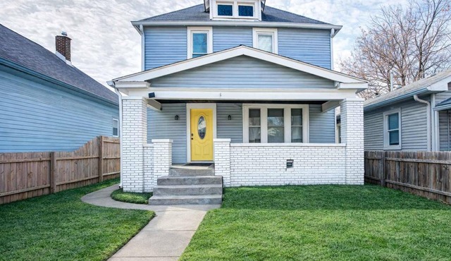 The Yellow Door – Cozy Indianapolis Retreat