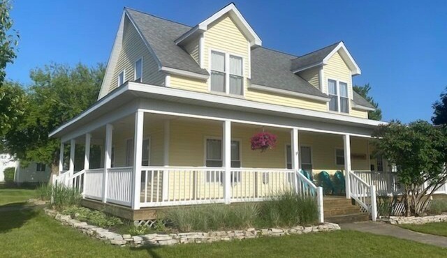 The Yellow House-Three bedroom within walking distance of Lake Michigan.