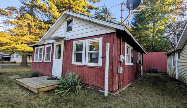 Three Bears Cottages - Mama Bear - Cozy 2-bedroom cabin with AC, WiFi