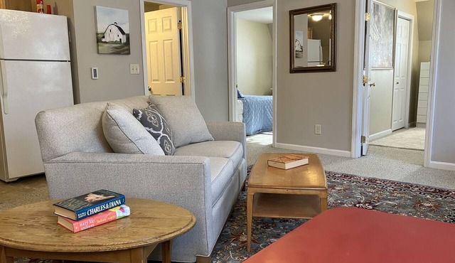 Tidy 2-Bed w/Parking!🚗Wine!🍷UNH👩🏻‍🎓