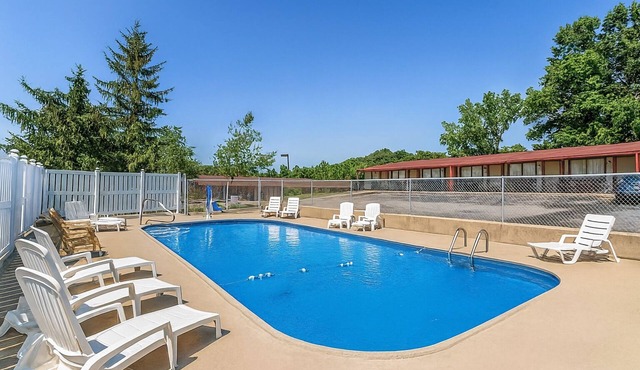 Tidy Unit, Outdoor Pool, Free Parking, WiFi, Pets Allowed