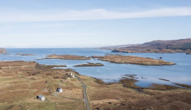 Timber house Skye eco house/Incredible loch & Mountain View immersed in nature.