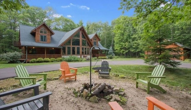 Timber Lodge on Large Wooded Lot mid Door County