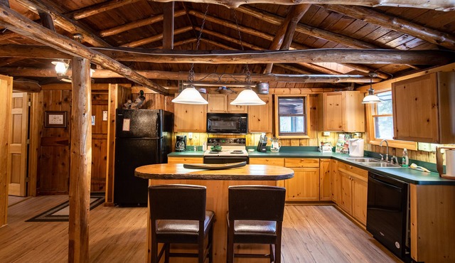 ♣ Timeless Charm 3BDR Whirlpool River Lodge