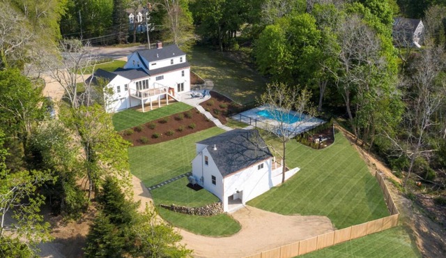Tonset Manor: 232-O East Orleans Vacation Estate Includes Guest House, Heated Pool, Hot Tub