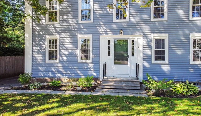 Townhome offering sunlit living spaces, just mins from Maine St, Brunswick.