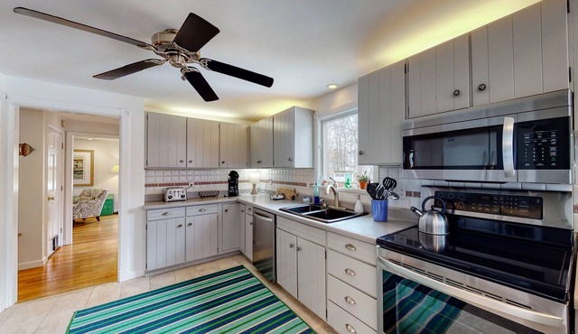 Traditional home walkable to the beach with seasonal private pool - dog-friendly