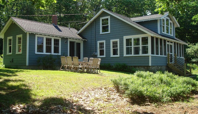 Traditional Maine cottage with ample privacy on beautiful Sebago Lake!