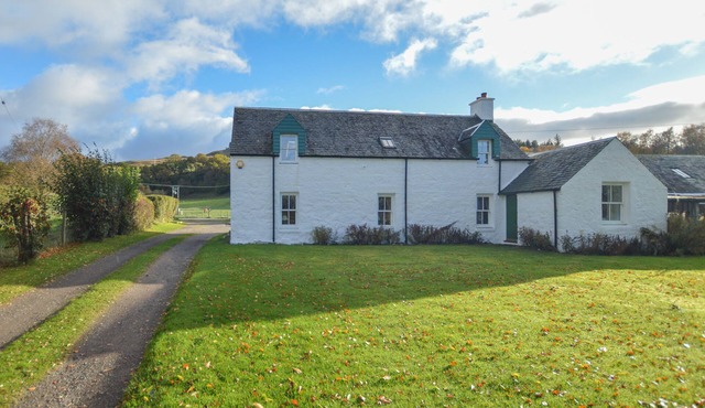 Traditional scottish farm cottage with Highland Cows on your doorstep