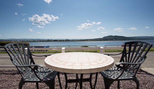 Traditional stone built cottage, beautifully renovated,uninterrupted Sea view