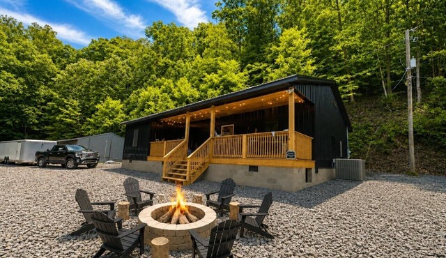 Trailside Saloon Lodge #F | 4BR | Sleeps 16 | Hot Tub
