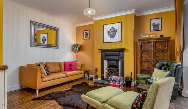 Tranquil Glasgow Retreat: Free Parking & Garden