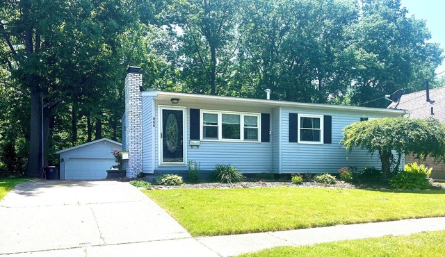 Travel Professionals Towpath Cottage w HOTTUB Pet-Friendly Canal Fenced Yard!