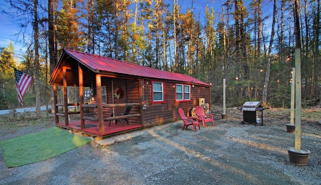Travelers Haven: Cozy Romantic Log Cabin, Fire Pit, AC, Gas Grill, Dog Included, FAST WiFi,