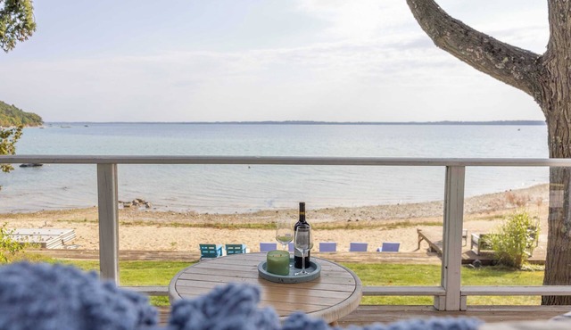 Traverse City Lakefront: Beach, Dock & Hot Tub!