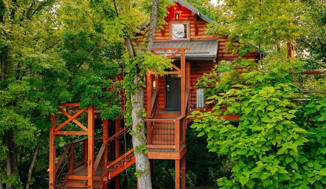 Treehouse Getaway with Hot Tub @ Cricket Hill