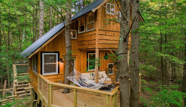 Treehouse With Hot Tub Close to Sunday River!