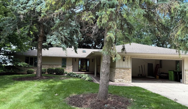 Tremendous, peaceful 2-bedroom house with AC in Fond du Lac on lake Winnebago.