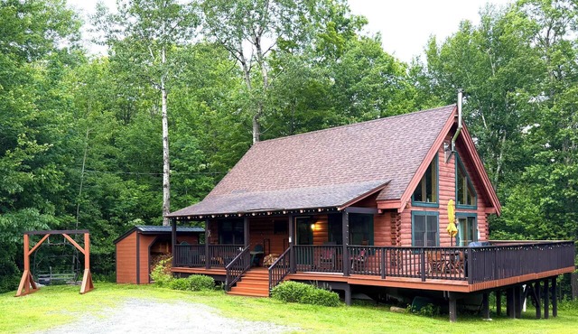 Trending Family Retreat - Pvt. Deck Hot Tub, Pool & Game Room