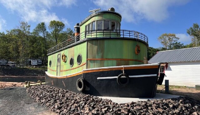 Tug Boat- Deluxe Cabin #4 on map