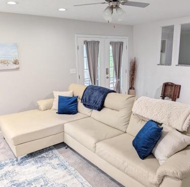 Turtleback Retreat Near Air Force Museum and Air Show