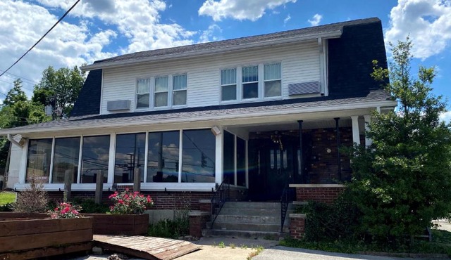 Twin Lakes Creamery, Grill & Inn