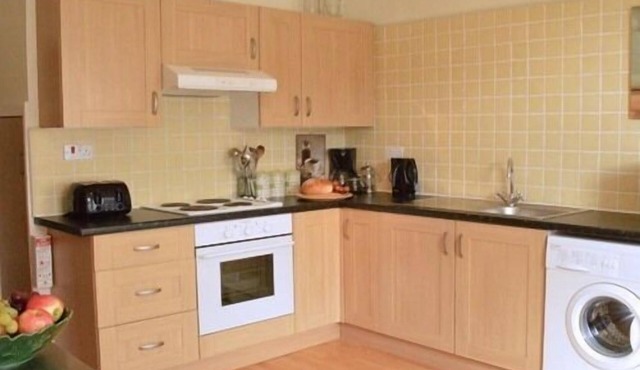 Two Bed Apartment-Private Bathroom-Field House