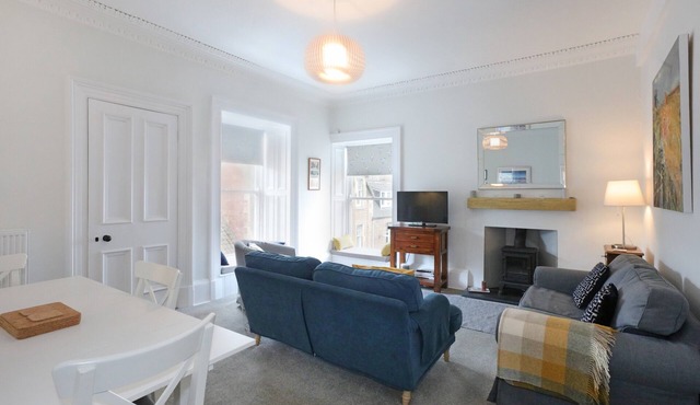 Two bedroom apartment with sea views in the heart of North Berwick. Sleeps 7.