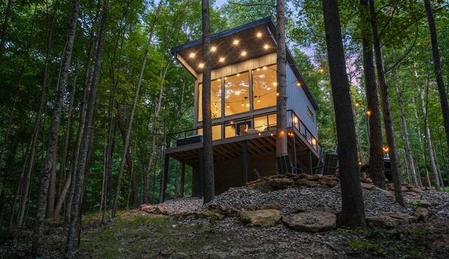 Uckor's Edge | Hocking Hills, Modern Cozy Cabin