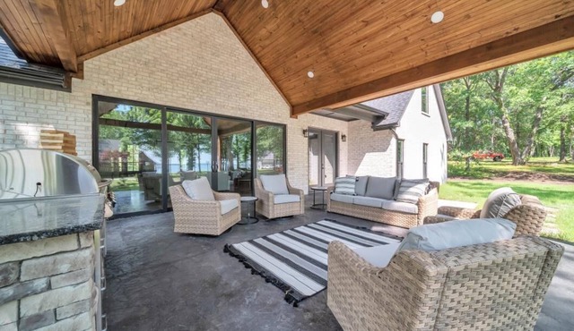 Ultimate golf & lake Retreat, Hot Tub, Lake Views, Great Location