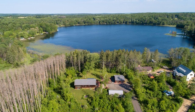 Ultra Comfy Cabin on Quiet Lake w/ outdoor Hot Tub and Chef's Kitchen